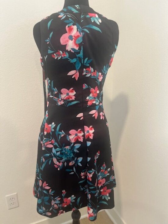 Vince Camuto Chic Dark Floral Cocktail Dress – Size Small ✨ - Picture 7 of 16